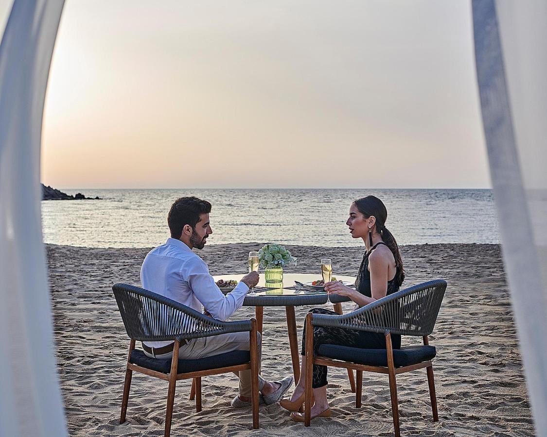 Four Seasons Hotel Alexandria At San Stefano Buitenkant foto Beachfront dining at the resort