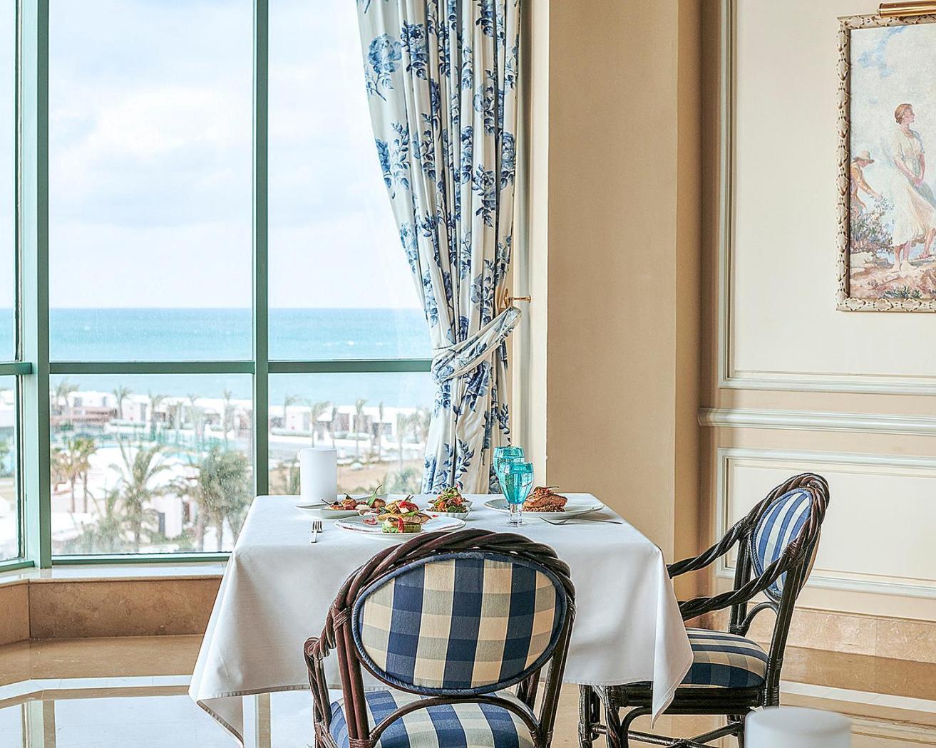 Four Seasons Hotel Alexandria At San Stefano Buitenkant foto The dining room at the hotel