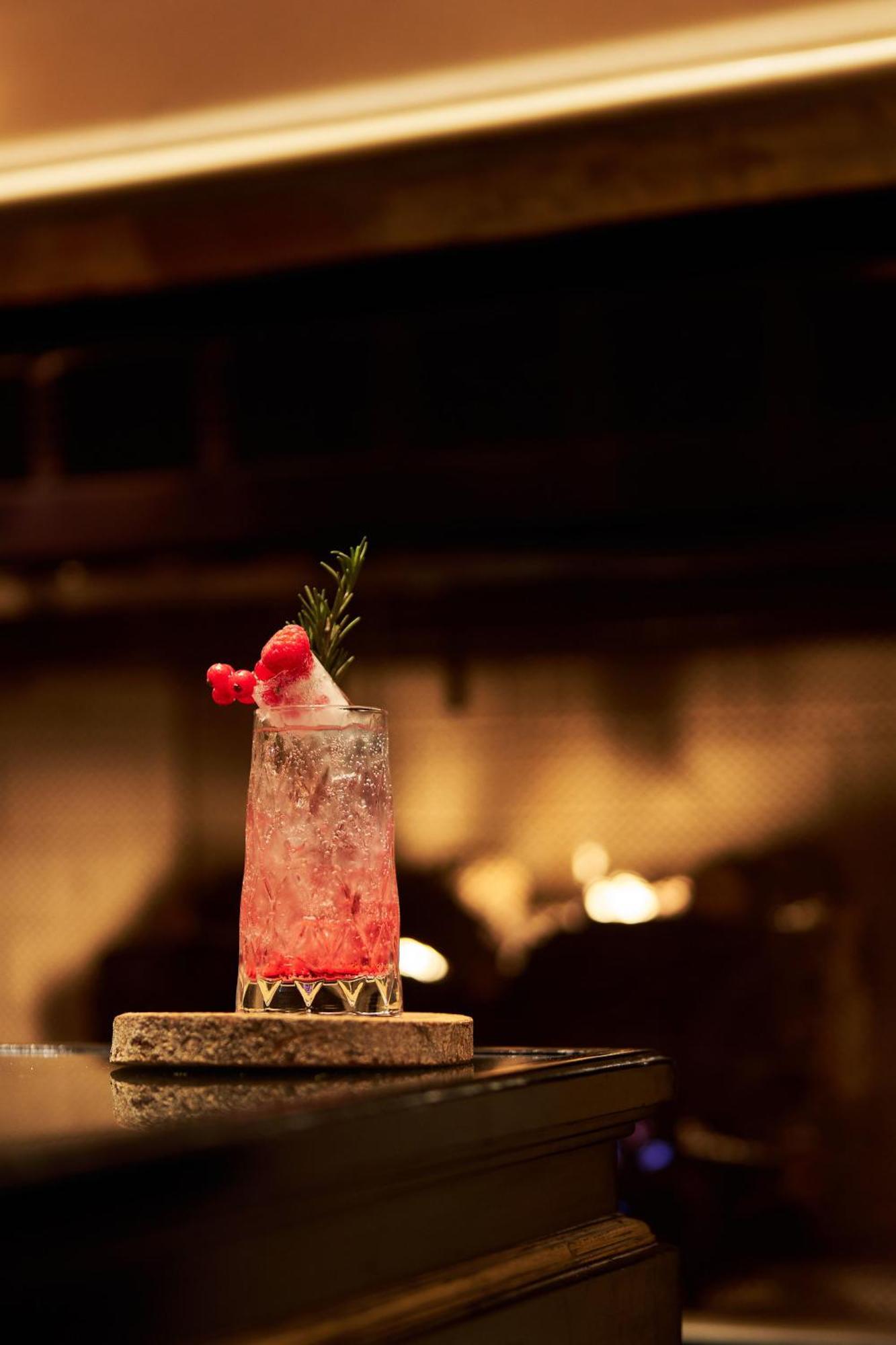 Four Seasons Hotel Alexandria At San Stefano Buitenkant foto A Clover Club cocktail
