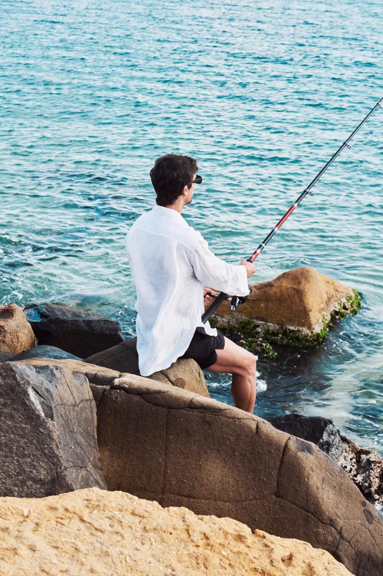 Four Seasons Hotel Alexandria At San Stefano Buitenkant foto A fisherman wearing a long-sleeved shirt