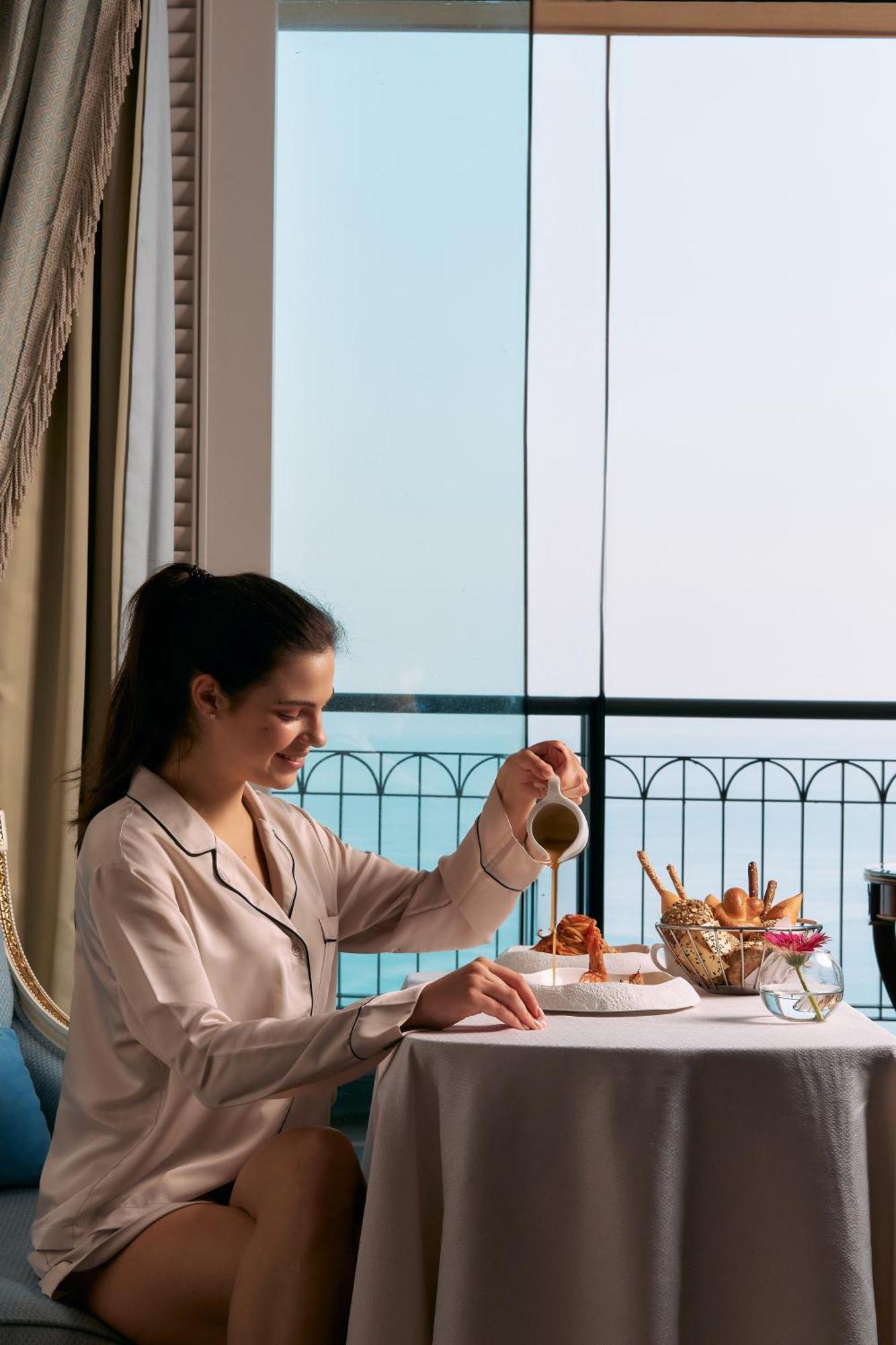 Four Seasons Hotel Alexandria At San Stefano Buitenkant foto A woman wearing pajamas