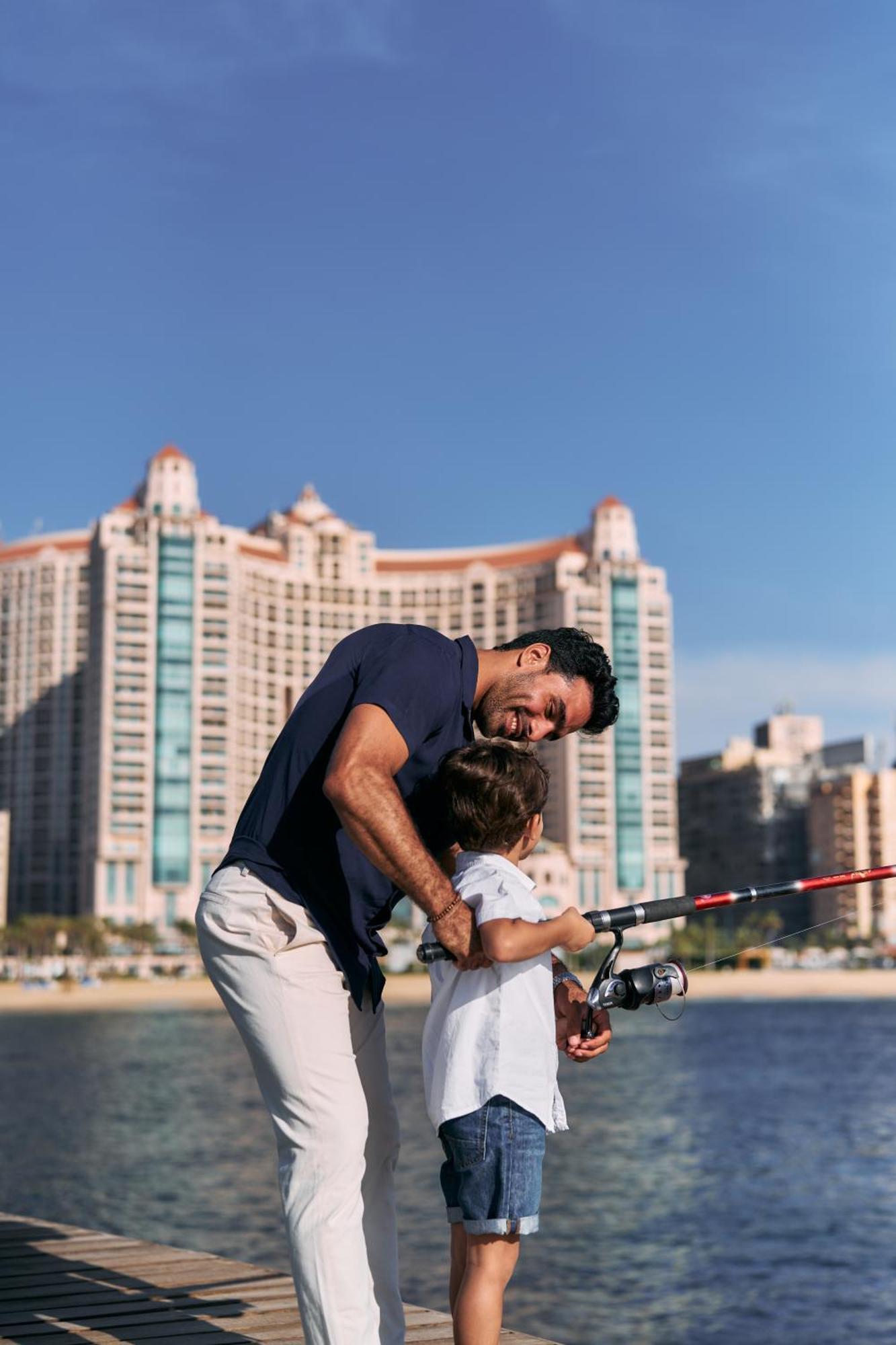Four Seasons Hotel Alexandria At San Stefano Buitenkant foto A father and son fishing in San Diego, California